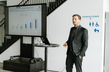 Mann im Anzug spricht auf der Bühne